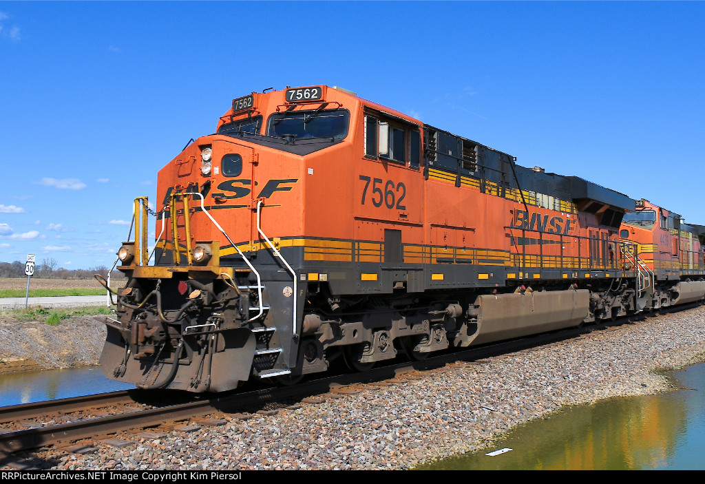 BNSF 7562